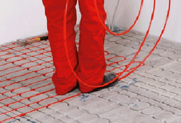Foto einer Person, die die Rohre in die Wärmeleitplatten einlegt