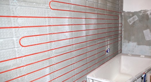 Foto einer eingebauten Wandheizung von Actifloor neben einer Badewanne